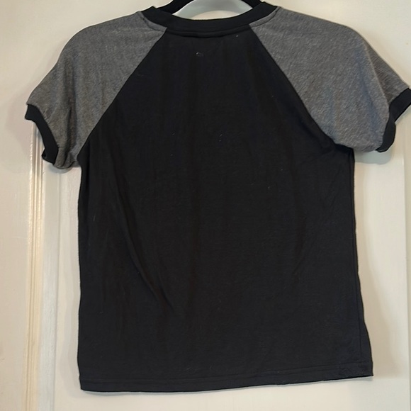 Gray and Black Short Sleeve Tee for Effortless Style - Picture 6 of 6